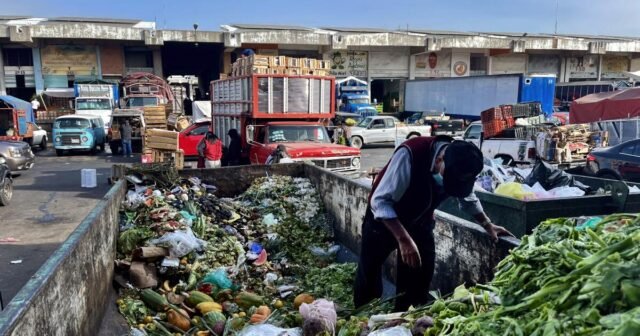 Anualmente se desperdician mil millones de libras de alimentos. Eso contribuye directamente al cambio climático.
