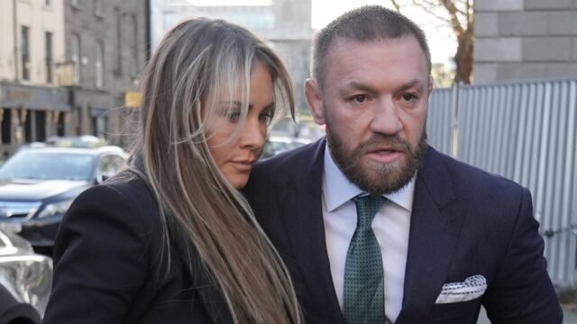 Conor McGregor llega a la corte con su pareja Dee Devlin y sus padres mientras el jurado delibera el veredicto en la audiencia por violación.
