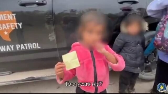 Desgarradoras palabras de una niña de dos años que apareció sola en la frontera con solo un trozo de papel en la mano
