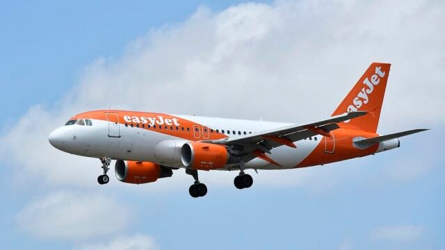 EasyJet recortará vuelos nacionales después de verse afectada por el aumento de las tarifas de los pasajeros aéreos mientras el CEO entrante critica a Rachel Reeves por "gravar a los trabajadores"
