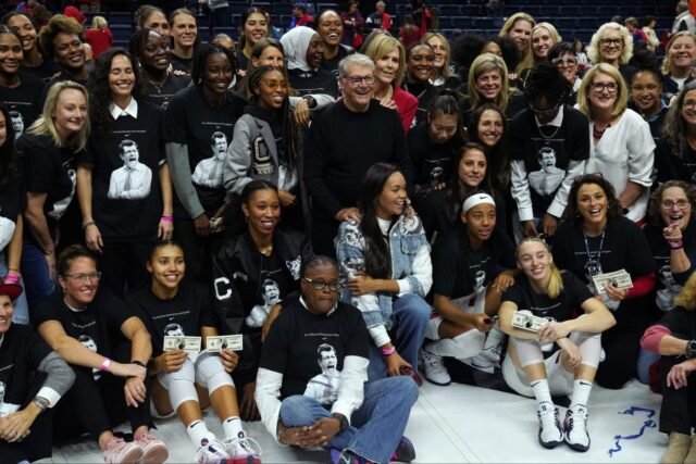 El récord de victorias distingue a Geno Auriemma de UConn. Pero el legado de sus jugadores habla de su grandeza.
