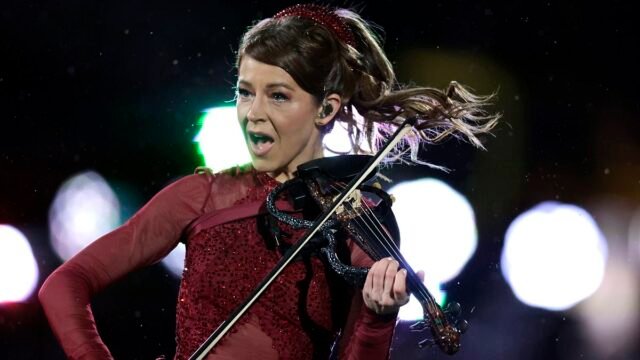 Fanáticos furiosos de la NFL critican a NBC por saltarse el espectáculo de medio tiempo de Acción de Gracias de Lindsey Stirling en Dolphins vs Packers
