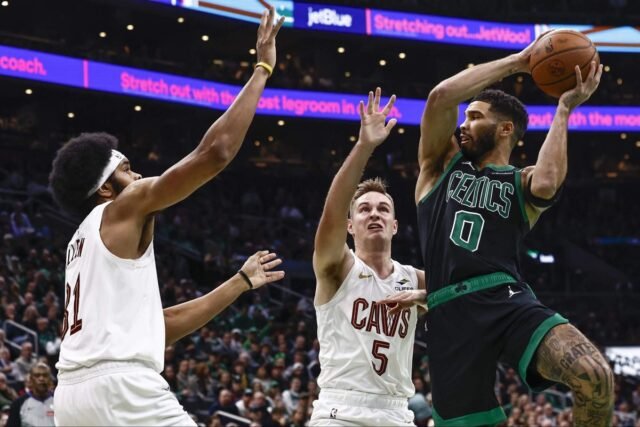 Jaylen Brown y Jayson Tatum ponen fin a la racha de victorias de los Cavs con un físico nivelado
