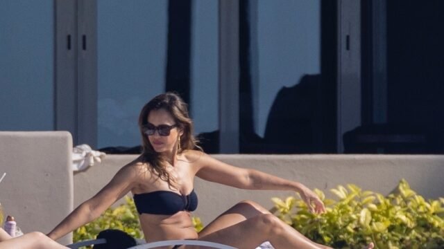 Jessica Alba capta más rayos en bikini durante sus vacaciones en México
