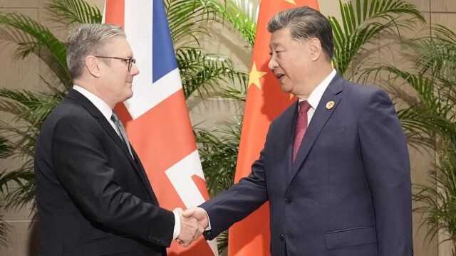 Keir Starmer pide relaciones "respetuosas" entre el Reino Unido y China al convertirse en el primer primer ministro en reunirse con Xi Jinping desde 2018 en la cumbre del G20, y el presidente advierte sobre la "turbulencia" global que se avecina.
