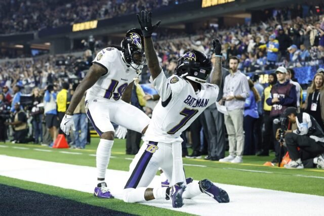 La agresiva toma de decisiones de John Harbaugh ayuda a los Ravens a encontrar el equilibrio en la victoria sobre los Chargers
