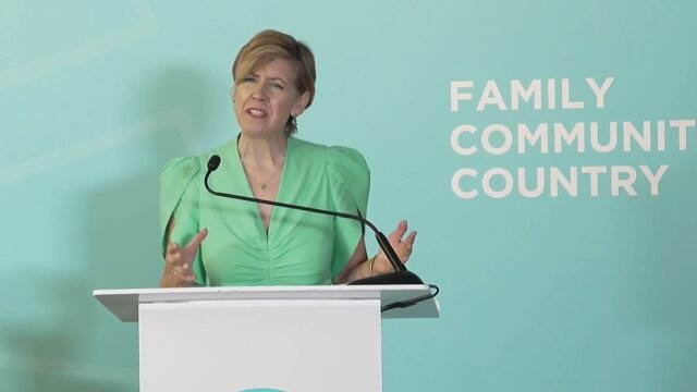 La ex ministra conservadora y diputada Andrea Jenkyns deserta para unirse a Reform UK de Nigel Farage mientras el partido supera los 100.000 miembros
