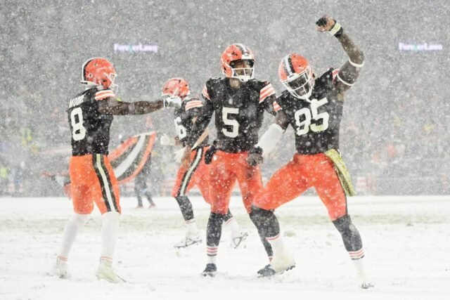 Los Browns muestran resistencia y aplomo al lograr una tormenta de nieve sobre los Steelers
