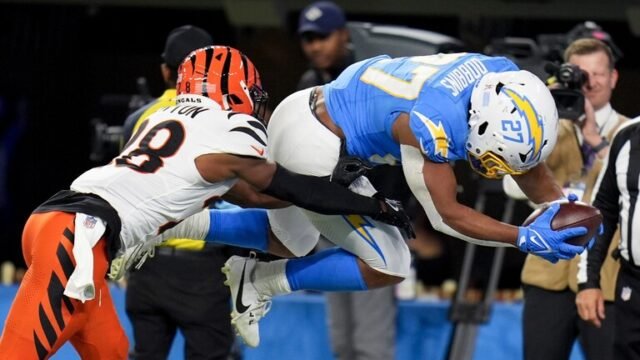 Los Chargers vencieron a los Bengals en el último touchdown de Dobbins después de desperdiciar una ventaja de 21 puntos
