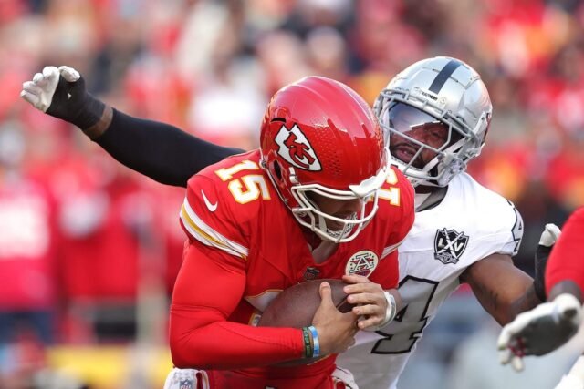 Los Chiefs deben resolver el problema del tackle izquierdo y proteger a Patrick Mahomes después del susto de los Raiders
