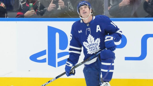 Maple Leafs considera a Marner en el centro mientras Matthews visita al médico en Alemania
