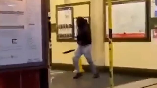 Momento en que el atacante con machete lanza golpes con cuchillo a la víctima en la estación de metro de Edgware Road
