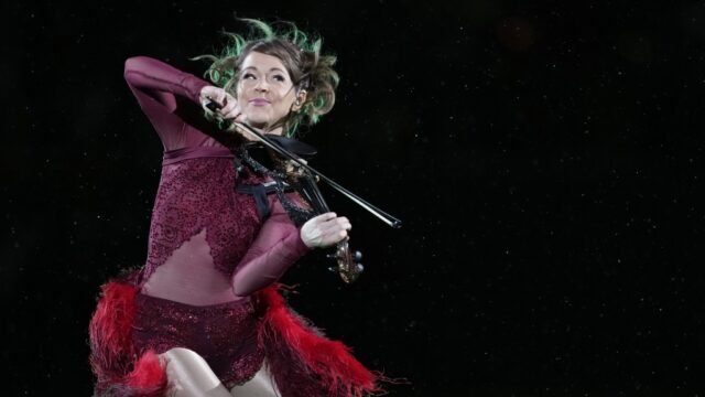 NBC criticada por cortar el espectáculo de medio tiempo de Lindsey Stirling
