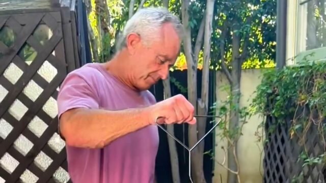 RFK Jr sorprende a sus fanáticos con un método 'peligroso' para cocinar pavo descalzo en Acción de Gracias
