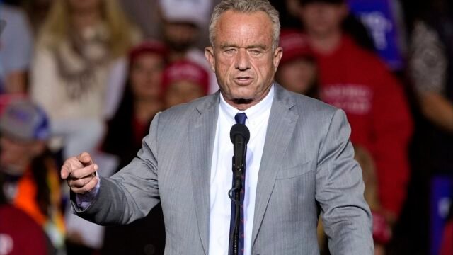 Revelado: el juicio a menudo fulminante de RFK Jr después de conocer a celebridades como el 'quejoso crónico' Tom Hanks, el 'buff' Bruce Willis y el 'preocupado' Alec Baldwin
