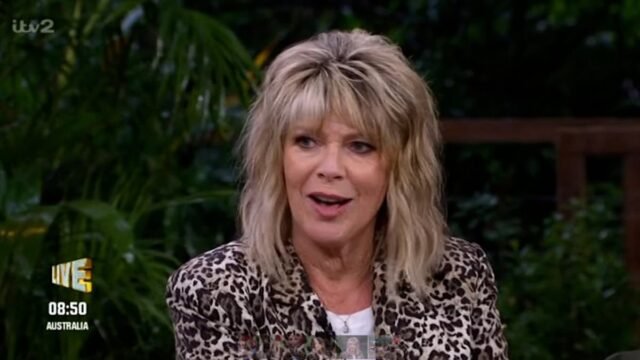 Ruth Langsford está "destripada" por la coprotagonista de Loose Women, Jane Moore, y dice que tiene un "gran argumento" acerca de que los compañeros de campamento de los "showmen" reciben toda la atención en I'm A Celebrity.
