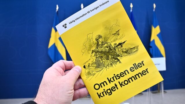 Suecia dice a los ciudadanos que se preparen para la GUERRA: Cinco millones de hogares reciben folletos sobre cómo preparar sus hogares para el armagedón nuclear... mientras se acusa a Biden de intentar iniciar la Tercera Guerra Mundial
