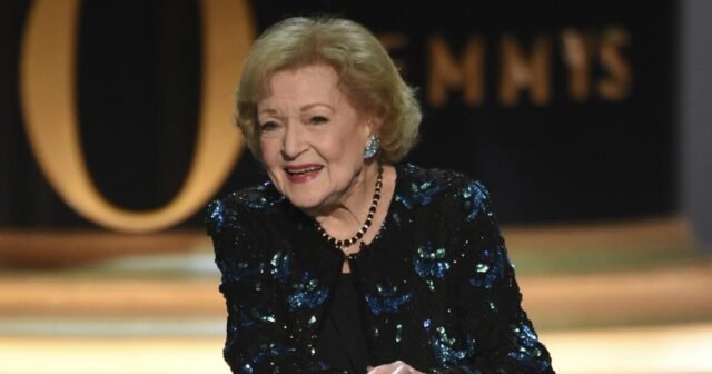 USPS anuncia un sello postal de Betty White disponible en 2025
