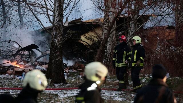 Un accidente aéreo mata a una persona después de que un vuelo de carga de DHL se estrellara contra una casa cuando se acercaba al aeropuerto de Vilnius
