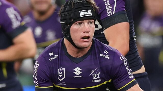 ¡Harry el héroe! La estrella de la NRL rescata a DOS nadadores que luchaban en las olas, y no es la primera vez que el capitán del Melbourne Storm salva vidas
