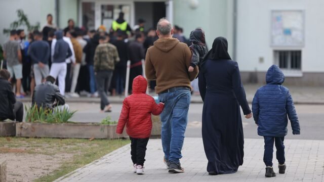 Austria se prepara para 'deportar' a los refugiados sirios, Alemania también deja de tramitar sus solicitudes de asilo y los políticos suizos llaman a hacer lo mismo tras la pérdida de poder de Assad
