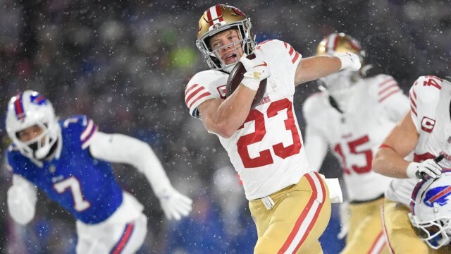 Christian McCaffrey de los 49ers sufrió una lesión de rodilla "potencialmente" que pondría fin a su temporada contra los Bills, dice el entrenador
