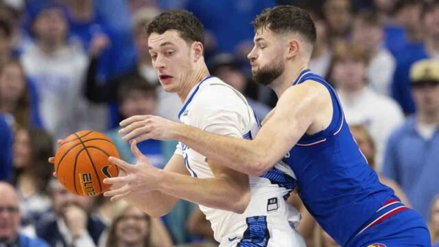 Creighton, no clasificado, vence al No. 1 Kansas detrás de los 27 puntos de Pop Isaacs, el máximo de la temporada
