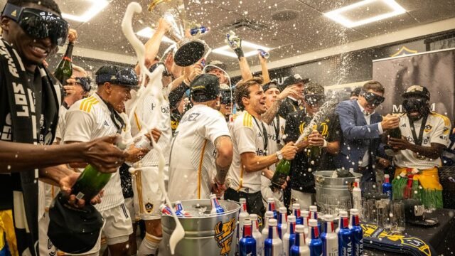 Dentro de las celebraciones de la Copa MLS empapadas de cerveza de LA Galaxy después de la histórica victoria por 2-1 sobre los New York Red Bulls
