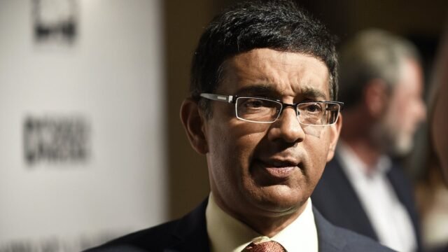 Dinesh D'Souza se disculpa con un hombre identificado erróneamente como recolector de votos en '2000 Mules'
