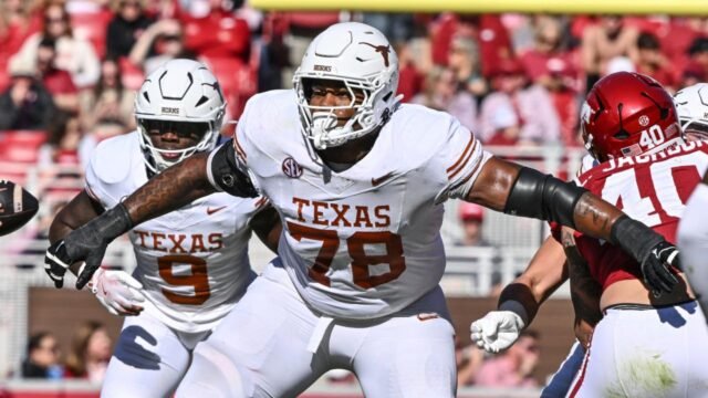 El OL de Texas Kelvin Banks Jr. gana el premio Lombardi como mejor liniero del país
