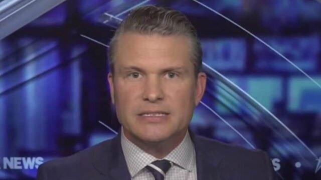 El Secretario de Defensa de Trump elige la impactante invitación de Pete Hegseth al FBI, mientras retrocede los comentarios sobre las mujeres en el ejército.
