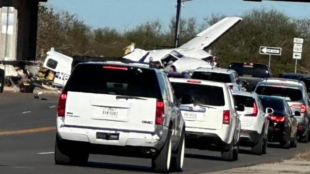 El avión se estrella contra tres autos en Victoria, Texas, cerrando Zac Lentz Parkway
