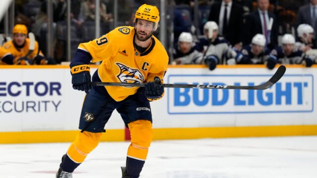 El defensa de los Predators, Roman Josi, día a día con una lesión en la parte inferior del cuerpo
