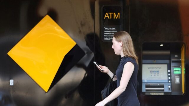 El gobierno de Anthony Albanese le pide al Commonwealth Bank que ponga fin a la nueva tarifa en efectivo
