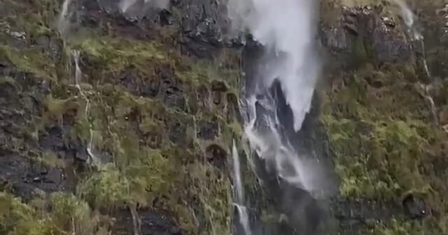 Extraordinario clip de la tormenta Darragh muestra una cascada que fluye hacia atrás con los vientos del Reino Unido | Noticias del Reino Unido
