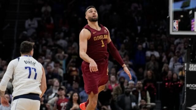 Informe: El base Max Strus debutará en la temporada con los Cavaliers el viernes
