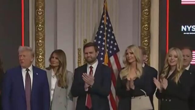 Ivanka y Melania junto a Donald Trump mientras su familia y aliados más cercanos se unen a él en la Bolsa de Valores de Nueva York.
