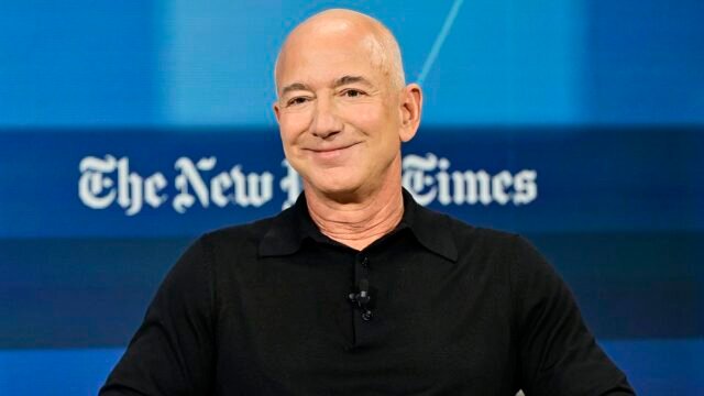 Jeff Bezos se vuelve MAGA mientras el multimillonario de Amazon habla efusivamente de un presidente electo "más tranquilo y confiado" y se compromete a "ayudarlo" en su segundo mandato.
