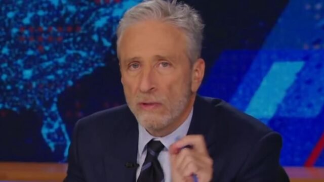 Jon Stewart destripa a Biden y los demócratas por obligar a Trump a cumplir estándares que siguen despreciando
