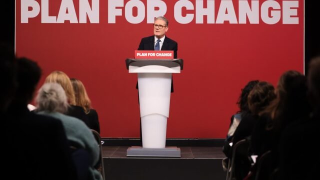 Keir Starmer comienza de nuevo: el primer ministro ruega a los británicos que lo juzguen por niveles de vida más altos, esperas más bajas en el NHS y más policía en su discurso de "reinicio"... pero NO hay objetivo de reducir la inmigración y ¿ha diluido su promesa de cero emisiones netas?
