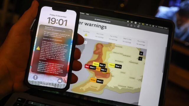 La alerta roja de la tormenta Darragh 'asusta la vida' de los británicos mientras reaccionan a una rara notificación de teléfono móvil del gobierno antes de vientos de 90 mph que son 'peligrosos para la vida'
