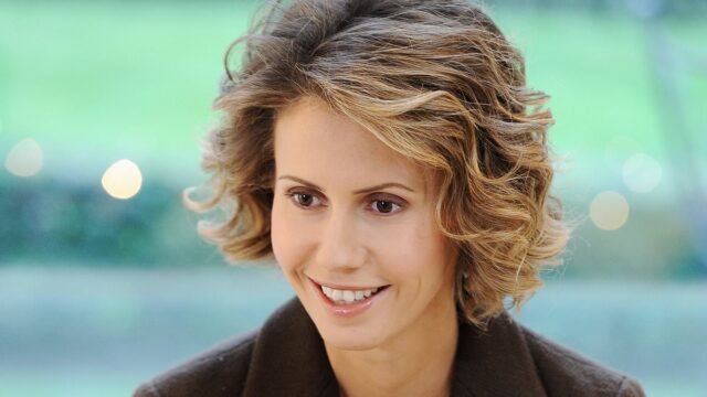 La esposa británica del monstruo sirio Assad comienza una nueva vida en Rusia: Asma Assad y su marido dictador depuesto llegan a Moscú, donde la familia 'posee una cartera de pisos de lujo valorada en £30 millones', después de que la pareja huyera de Damasco a través de túneles secretos
