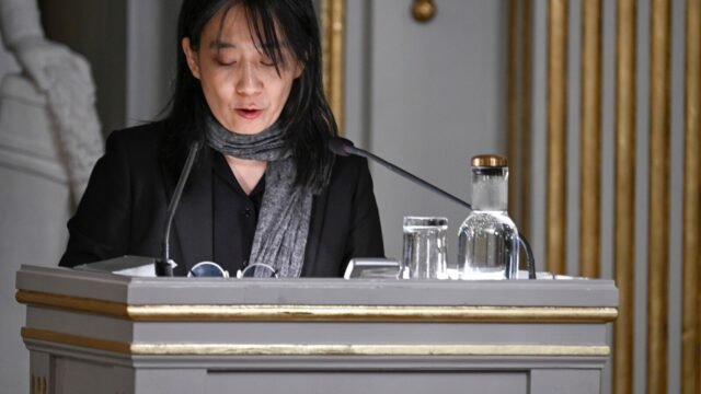 La ganadora del Premio Nobel de Literatura Han Kang habla sobre cómo la escritura la conecta con los lectores
