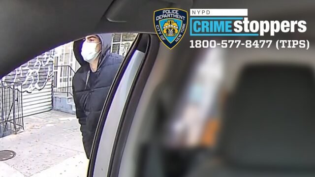 La policía de Nueva York publica dos NUEVAS fotografías del asesino del jefe de atención médica durante su escapada en la parte trasera de un taxi
