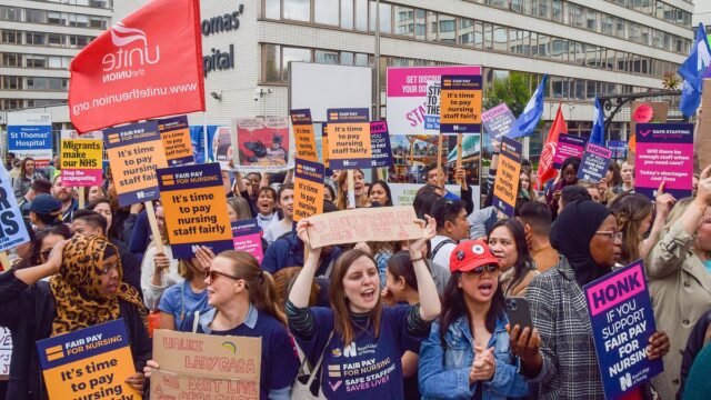 Los sindicatos enojados advierten sobre nuevas huelgas después de que los ministros de Trabajo recomendaran aumentos salariales 'ofensivos' del 2,8% para docentes, personal del NHS y funcionarios públicos.
