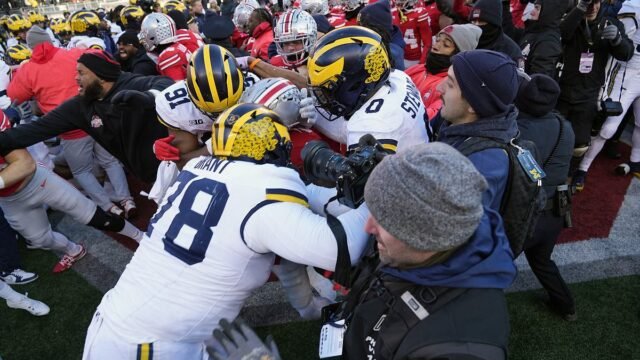 Ryan Day envió una advertencia laboral después de que el entrenador en jefe de Ohio State se volviera viral por su reacción a la violenta derrota de Michigan
