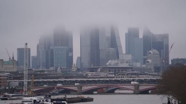 Se avecina un clima gris y aburrido para Gran Bretaña mientras la 'pesimismo anticiclónica' persiste después de tres tormentas en quince días, mientras Met Office publica una actualización navideña blanca
