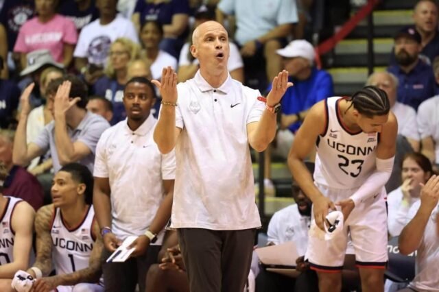 Top 25 de baloncesto masculino de AP: UConn cae del puesto 2 al 25 después del Maui Invitational 0-3
