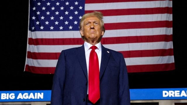 Trump toca la campana de apertura de la Bolsa de Valores de Nueva York mientras la revista Time lo nombra 'Persona del Año'
