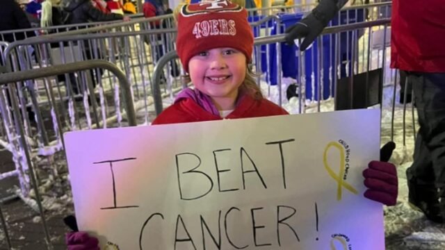 Un fanático borracho empujó por las escaleras del estadio a un sobreviviente de cáncer de 8 años en el juego Bills-49ers, afirma una madre
